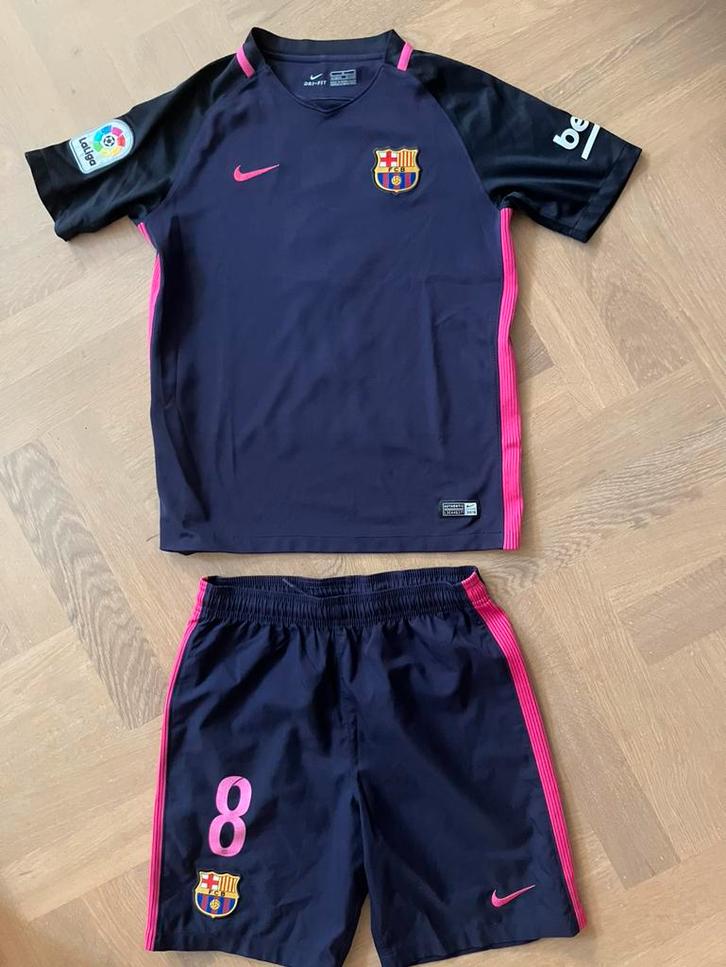 FC Barcelona broekje en shirtje met n 9 Iniesta maat 147-158, Sport en Fitness, Voetbal, Zo goed als nieuw, Shirt, Maat XS of kleiner