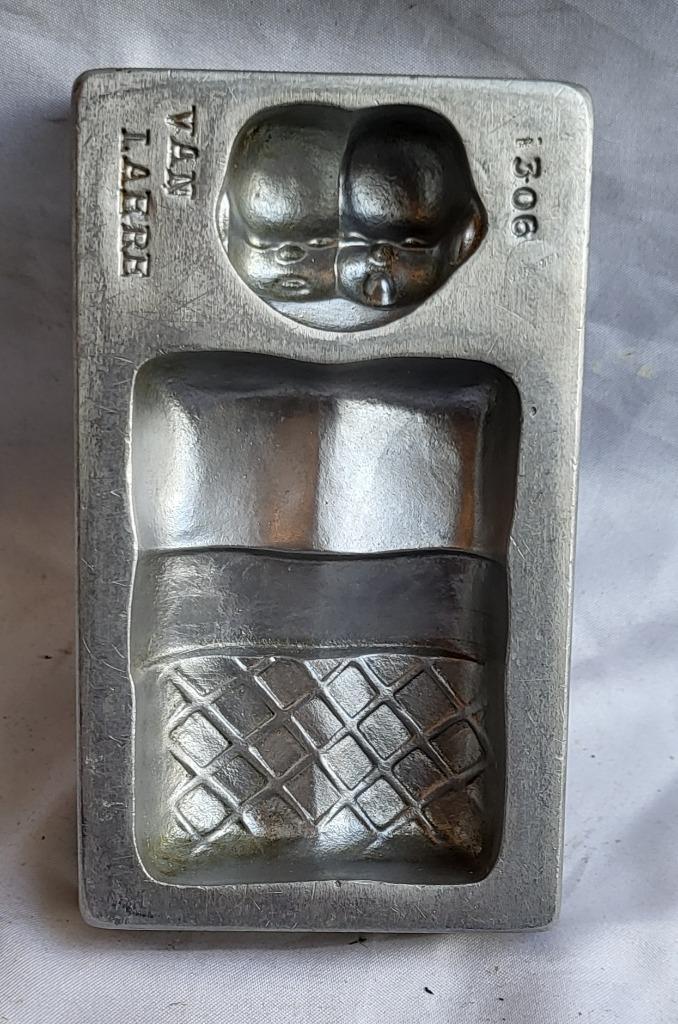 Oude marsepeinvorm: 2 Baby'tjes in bed (Merk: VAN LAERE), Antiek en Kunst, Curiosa en Brocante, Ophalen of Verzenden