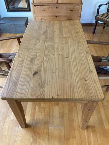 Tafel met lade beschikbaar voor biedingen