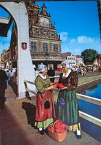 twee vrouwen in klederdracht - kaasmarkt Alkmaar - nieuw, Verzamelen, Ansichtkaarten | Themakaarten, Verzenden, 1960 tot 1980