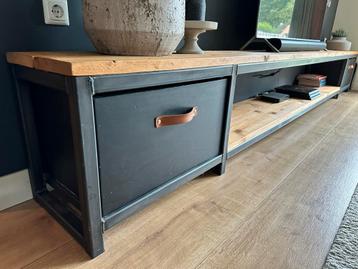 Stoer Tv Meubel - Industrieel Design beschikbaar voor biedingen