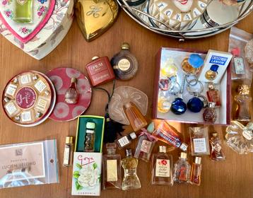 ‼️Collectie Antieke Parfumminiaturen & Poederdozen topmerken beschikbaar voor biedingen