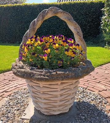 2x betonnen bloemenmand met hengsel beschikbaar voor biedingen