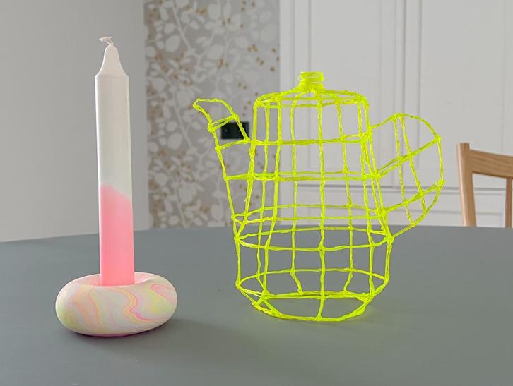 Iris Lucia neon geel koffiekan theepot kunst, Huis en Inrichting, Woonaccessoires | Overige, Zo goed als nieuw, Ophalen of Verzenden