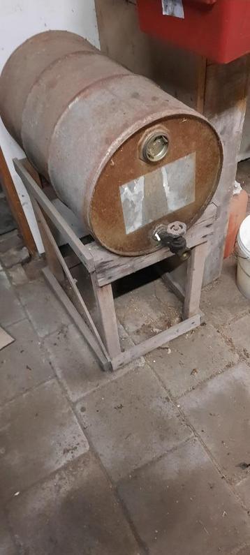 Petrolium vat met kraan en met +/- 10 ltr petrolium beschikbaar voor biedingen