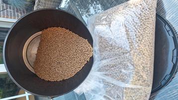 Koi karper voer 2 kilo drijvend en 4 kilo zinkend beschikbaar voor biedingen