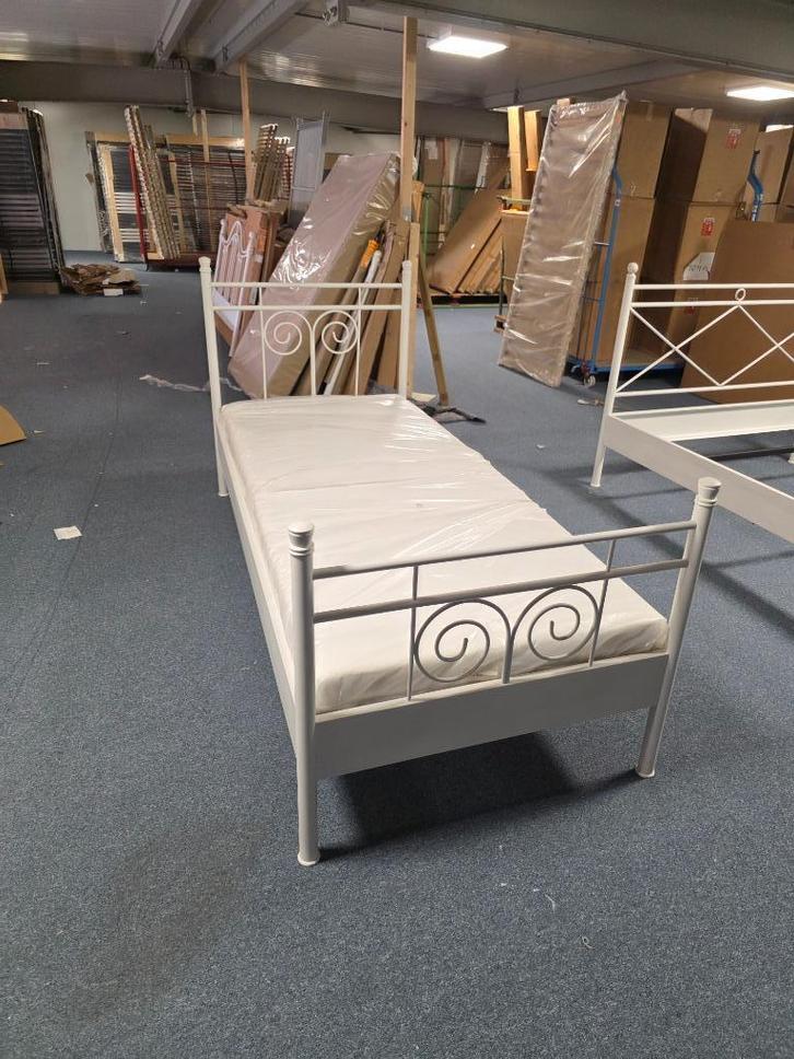 Metalen bed 90x220, Huis en Inrichting, Slaapkamer | Bedden, Nieuw, Eenpersoons, 90 cm, 220 cm, Metaal, Wit, Ophalen of Verzenden