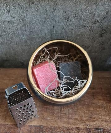 Zeep met rasp in schaal beschikbaar voor biedingen