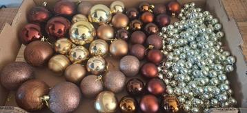 Doos met ruim 40 kunstof kerstballen  beschikbaar voor biedingen