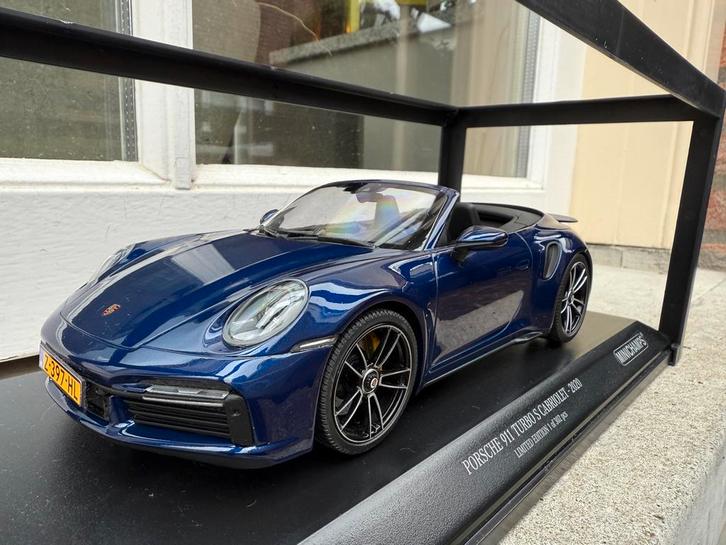 1:18 Porsche 911 992 Turbo S cabrio blauw 2020 Minichamps, Hobby en Vrije tijd, Modelauto's | 1:18, Zo goed als nieuw, Auto, MiniChamps