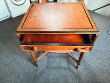 Antieke bureau/ bijzettafel beschikbaar voor biedingen