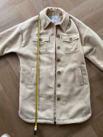 Loavies off white jas maat s/ m beschikbaar voor biedingen