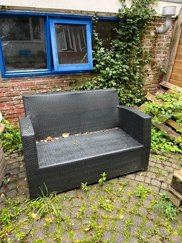 Tuinbank tweezits beschikbaar voor biedingen