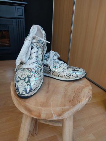 Leuke leren sneakers maat 39 beschikbaar voor biedingen