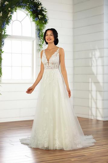 Trouwjurk maat 38/40 met kanten sleep beschikbaar voor biedingen