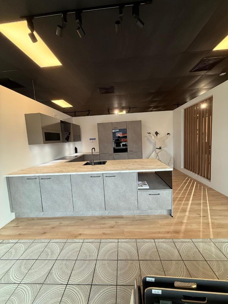 Luxe Nobilia showroomkeuken met eiland & Bosch apparatuur, Ophalen, U-keuken, Overige materialen, Nieuw