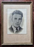 WW2 Originele foto in lijst Friese verzetsheld Abe Drijver., Ophalen of Verzenden, Overige soorten, Nederland, Foto of Poster