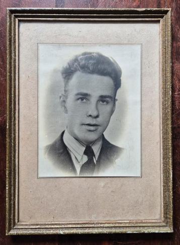 WW2 Originele foto in lijst Friese verzetsheld Abe Drijver.  beschikbaar voor biedingen