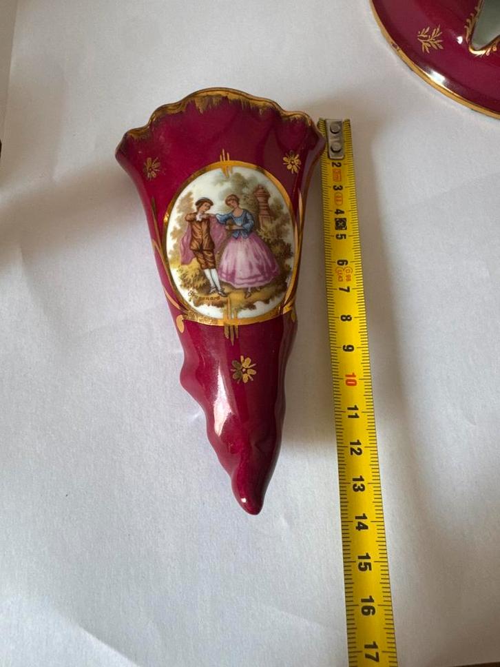 Limoges Porseleinen Wandvaas–Handbeschilderd–Bordeaux & Goud, Antiek en Kunst, Antiek | Porselein, Ophalen of Verzenden