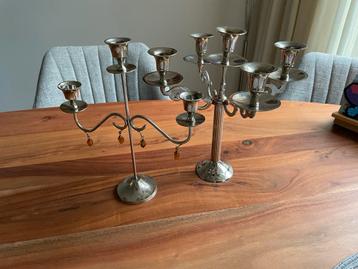 2 brocante/vintage zilverkleurige kaarsenkandelaars beschikbaar voor biedingen