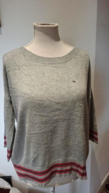 Tommy Hilfiger denim, grijs trui met ronde hals en 3/4 mouw beschikbaar voor biedingen