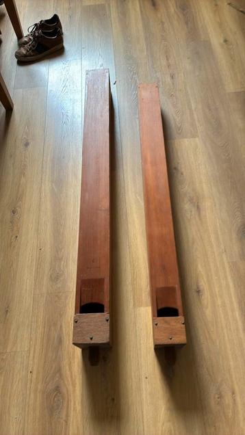 2 houten orgelpijpen uit een kerkorgel beschikbaar voor biedingen