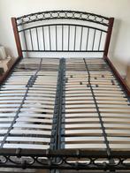 2 pers bed 160x210 bruin hout metalen spijlen lattenbodem, Huis en Inrichting, Slaapkamer | Bedden, 160 cm, Gebruikt, 210 cm, Bruin