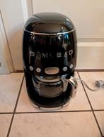 Zwarte Smeg Koffiemachine - Zo goed als nieuw!, Witgoed en Apparatuur, Koffiezetapparaten, Afneembaar waterreservoir, Koffiemachine
