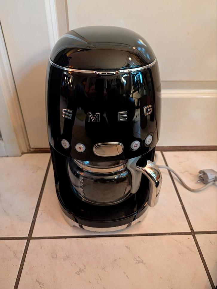 Zwarte Smeg Koffiemachine - Zo goed als nieuw!, Witgoed en Apparatuur, Koffiezetapparaten, Zo goed als nieuw, Gemalen koffie, Koffiemachine
