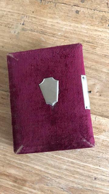 Klein victoriaans fotoalbum beschikbaar voor biedingen