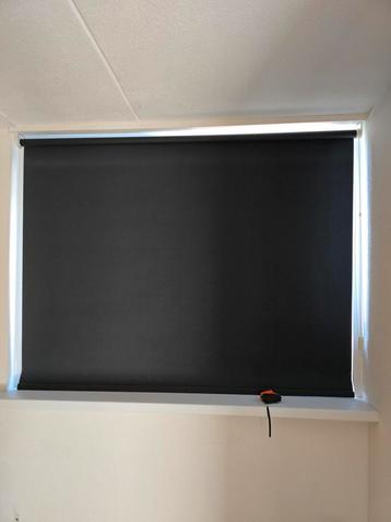 Antraciet / grijze rolgordijn beschikbaar voor biedingen