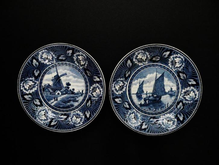 2 Delftsblauwe borden Hollandia Maestricht molen bootjes, Antiek en Kunst, Antiek | Wandborden en Tegels, Ophalen of Verzenden
