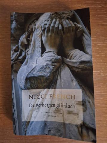 De Verborgen glimlach van Nicci French  beschikbaar voor biedingen