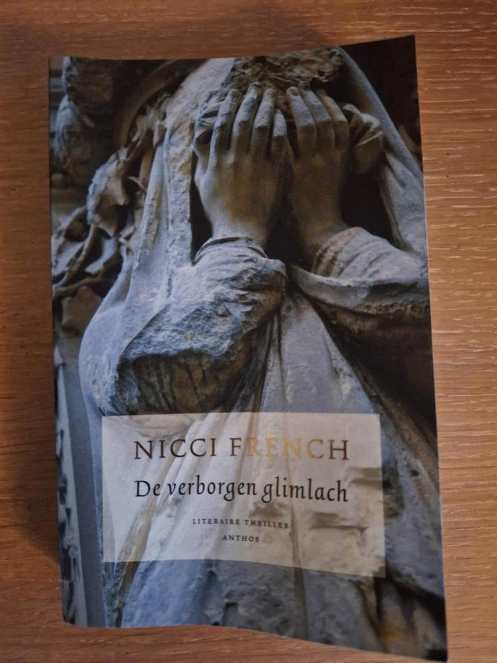 De Verborgen glimlach van Nicci French, Boeken, Thrillers, Zo goed als nieuw, Ophalen of Verzenden