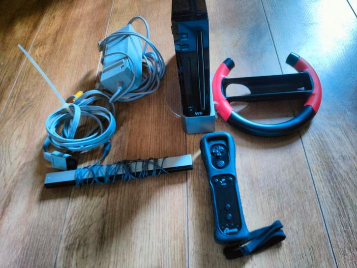 Zwarte Nintendo Wii set met controller + wii-houder + stuur, Spelcomputers en Games, Spelcomputers | Nintendo Wii, Zo goed als nieuw