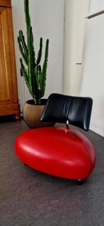 Leolux design fauteuil - Rode zitting, zwarte rugleuning, Huis en Inrichting, Fauteuils, Ophalen, Design, 75 tot 100 cm, Zo goed als nieuw