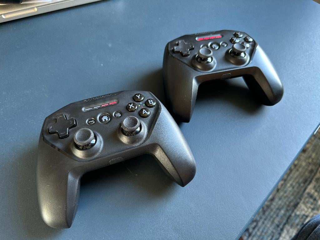 2x SteelSeries Nimbus+ draadloze controllers, Computers en Software, Ophalen of Verzenden, Zo goed als nieuw