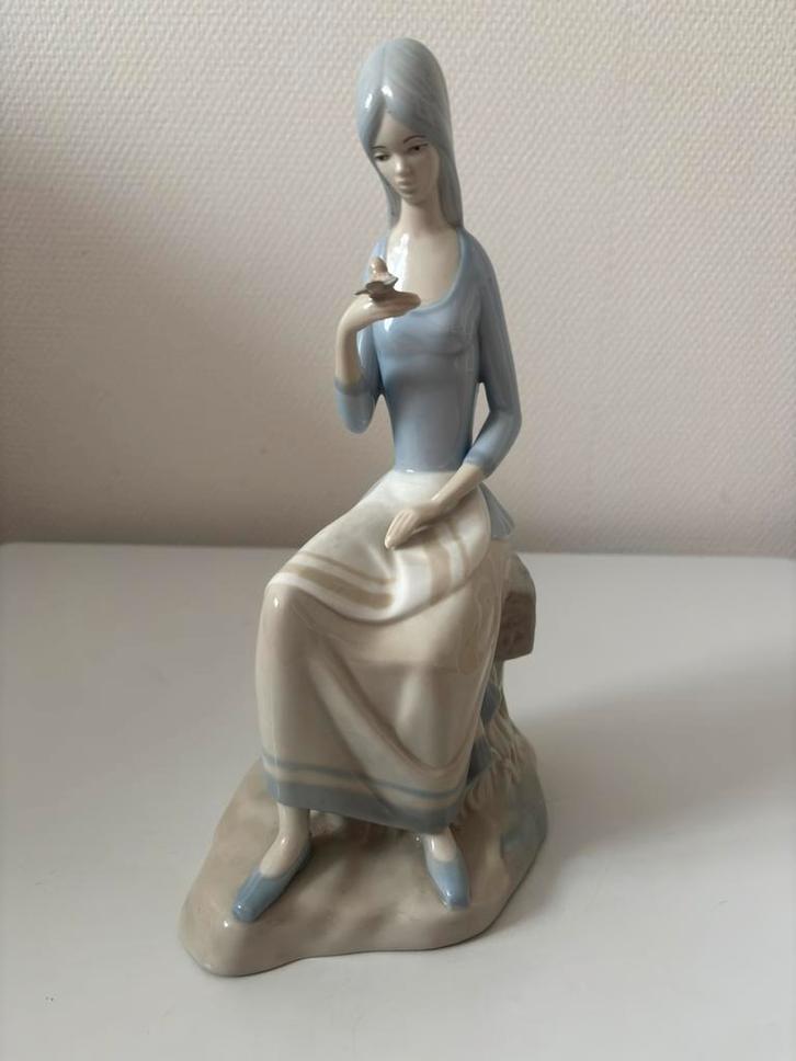 In Art Deco stijl beeld meisje met vogel in haar hand, Verzamelen, Beelden en Beeldjes, Zo goed als nieuw, Mens, Ophalen of Verzenden