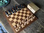 Oud mooi schaakspel opvouwbaar in goede staat € 30, Hobby en Vrije tijd, Gezelschapsspellen | Bordspellen, Ophalen of Verzenden