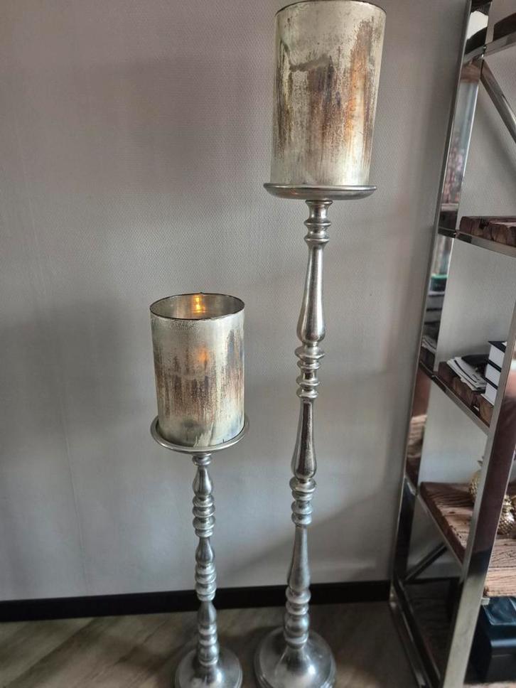 Windlichten op Pilaar - Set van 2 - Zilver, Huis en Inrichting, Woonaccessoires | Kandelaars en Kaarsen, Ophalen of Verzenden