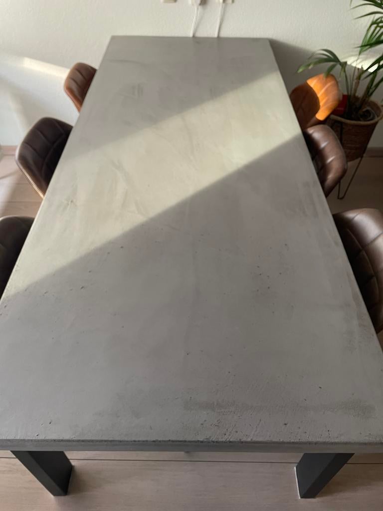 Industriële tafel met betonnen (look) blad Moet weg!, Huis en Inrichting, Tafels | Sidetables, Zo goed als nieuw, 75 cm of meer