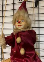 Porseleinen Harlekijn pop (clown) hangend aan touw (50 cm), Verzamelen, Poppen, Ophalen of Verzenden, Zo goed als nieuw, Pop