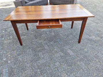 Massief houten tafel met lade gebeitst beschikbaar voor biedingen