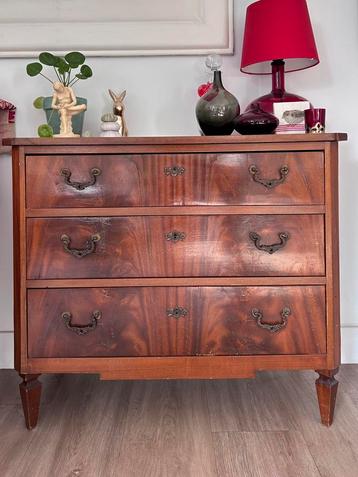 Notenhouten ladekastje beschikbaar voor biedingen