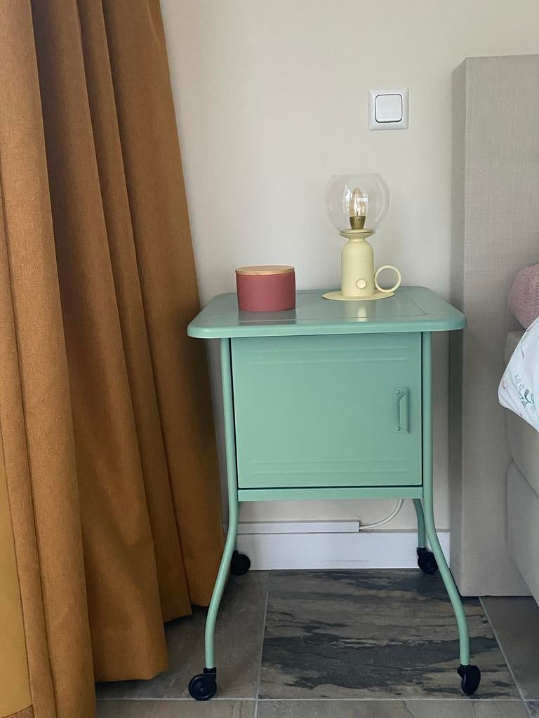 IKEA nachtkastje - zie foto's voor kleur, Huis en Inrichting, Slaapkamer | Nachtkastjes, Ophalen, Gebruikt, Metaal of Aluminium