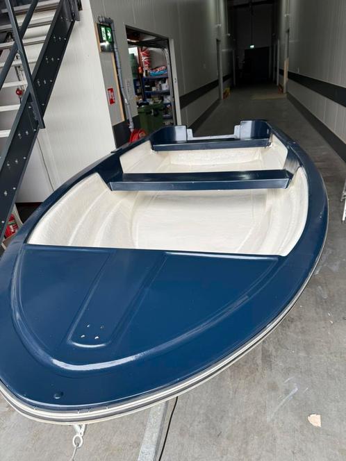 Vis boot 4,2 meter lang met 6pk motor met en trailer, Watersport en Boten, Zeilen en Zeiltoebehoren, Zo goed als nieuw, Minder dan 15 m²