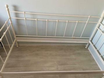 Eenpersoonsbed, bedbank, wit, metaal, 4 verschelende beschikbaar voor biedingen