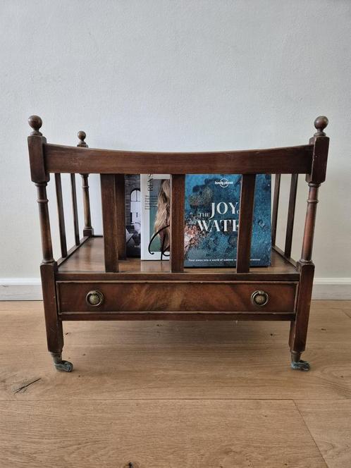 Antieke vintage lectuurbak boekenrek op wieltjes, Huis en Inrichting, Woonaccessoires | Krantenbakken en Lectuurbakken, Zo goed als nieuw