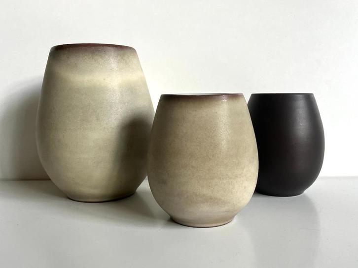 Beige en donkerbruine vaasjes Studio Fris (model 504 en 506), Antiek en Kunst, Antiek | Keramiek en Aardewerk, Ophalen of Verzenden