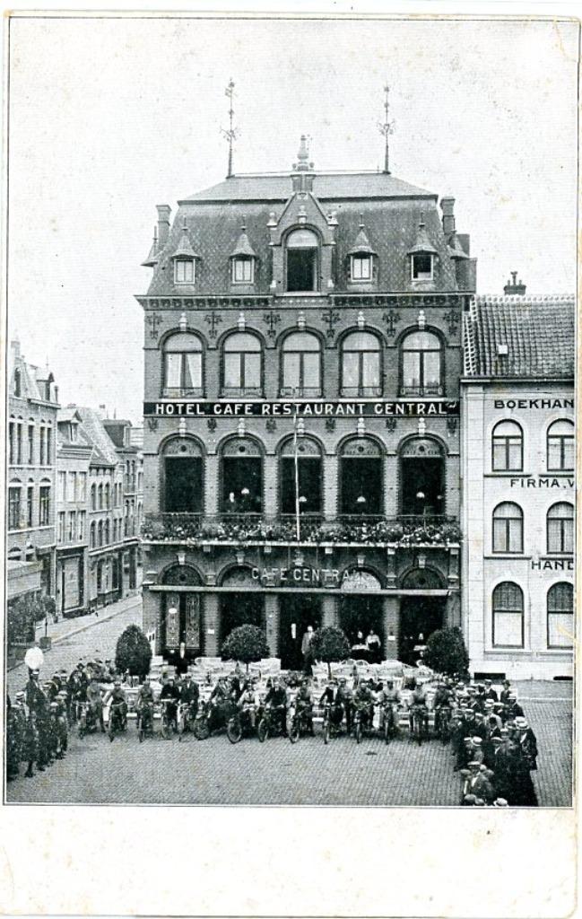 Venlo Markt Hotel Cafe Rest Central met motorfietsen, Verzamelen, Ansichtkaarten | Nederland, Ongelopen, Limburg, 1920 tot 1940